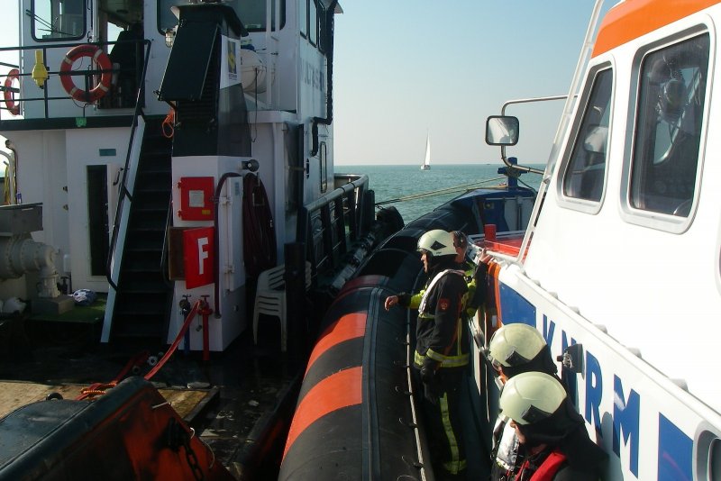 KNRM Breskens 2011-10-16 -  Reddingboot met brandweer aan boord voor brand Jacht.JPG